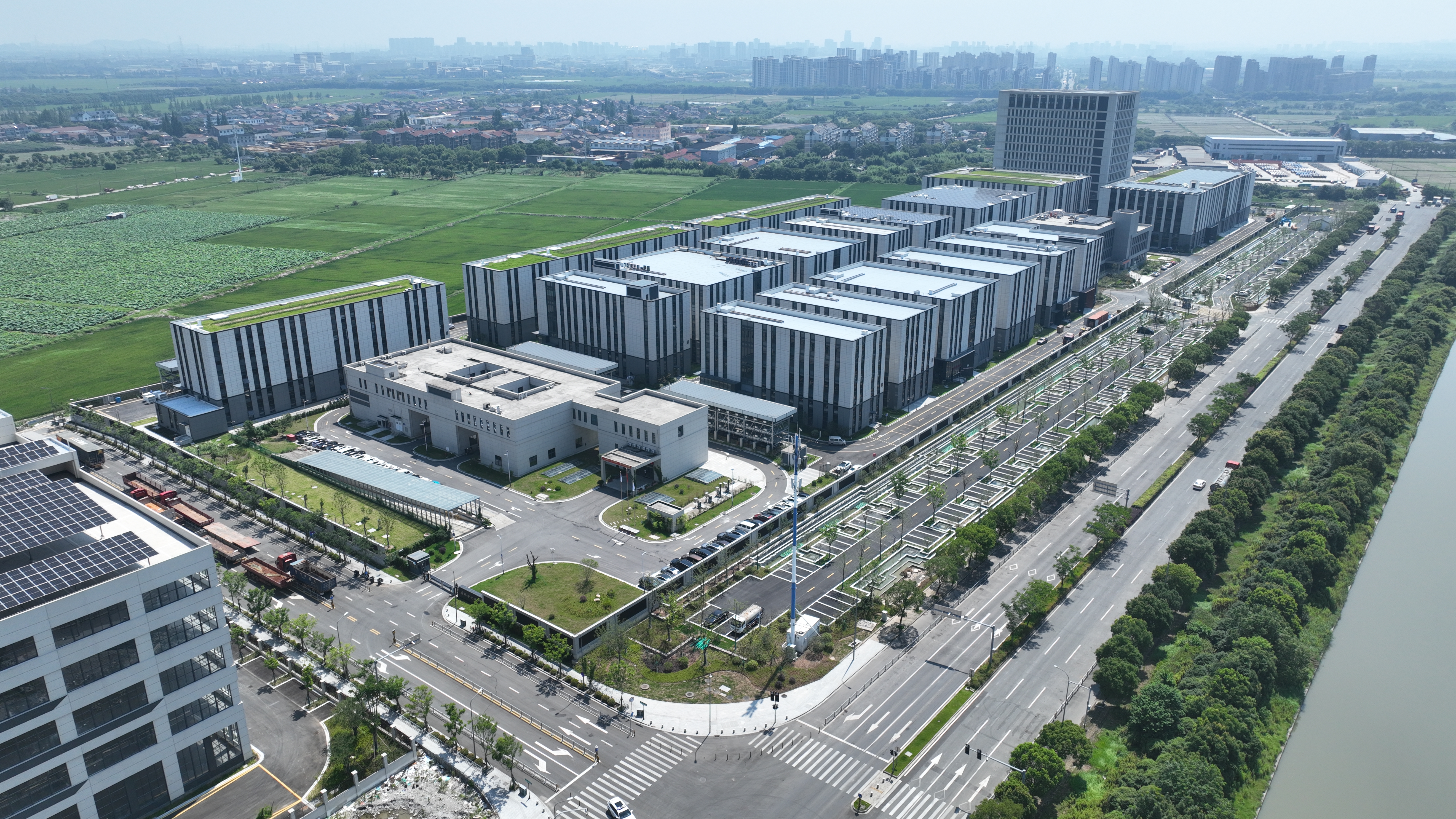 The First Comprehensive Development of “One Place, Two Certificates, above Ground and Underground“ Coo%ation between the Central and Local Governments in China - Ningbo Jiangbei Reclaimed Water Plant